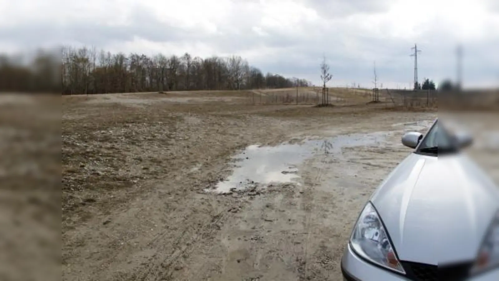 Anwohner der Hoflacherstraße wollen mit Findlingen der Zerstörung der Magerwiese auf der Decke des Aubinger Tunnels durch geparkte Autos Einhalt gebieten. (Foto: Eva Schraft)