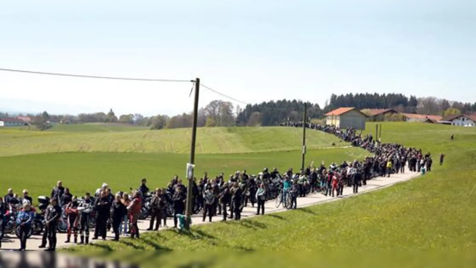 Die alljährliche Motorradweihe in Halbing (nördlich von Ebersberg) mit ungefähr 800 Bikern ist der unbestrittene Höhepunkt im Vereinskalender des Ebersberger Sauhaufens.	 (Foto: Verein)