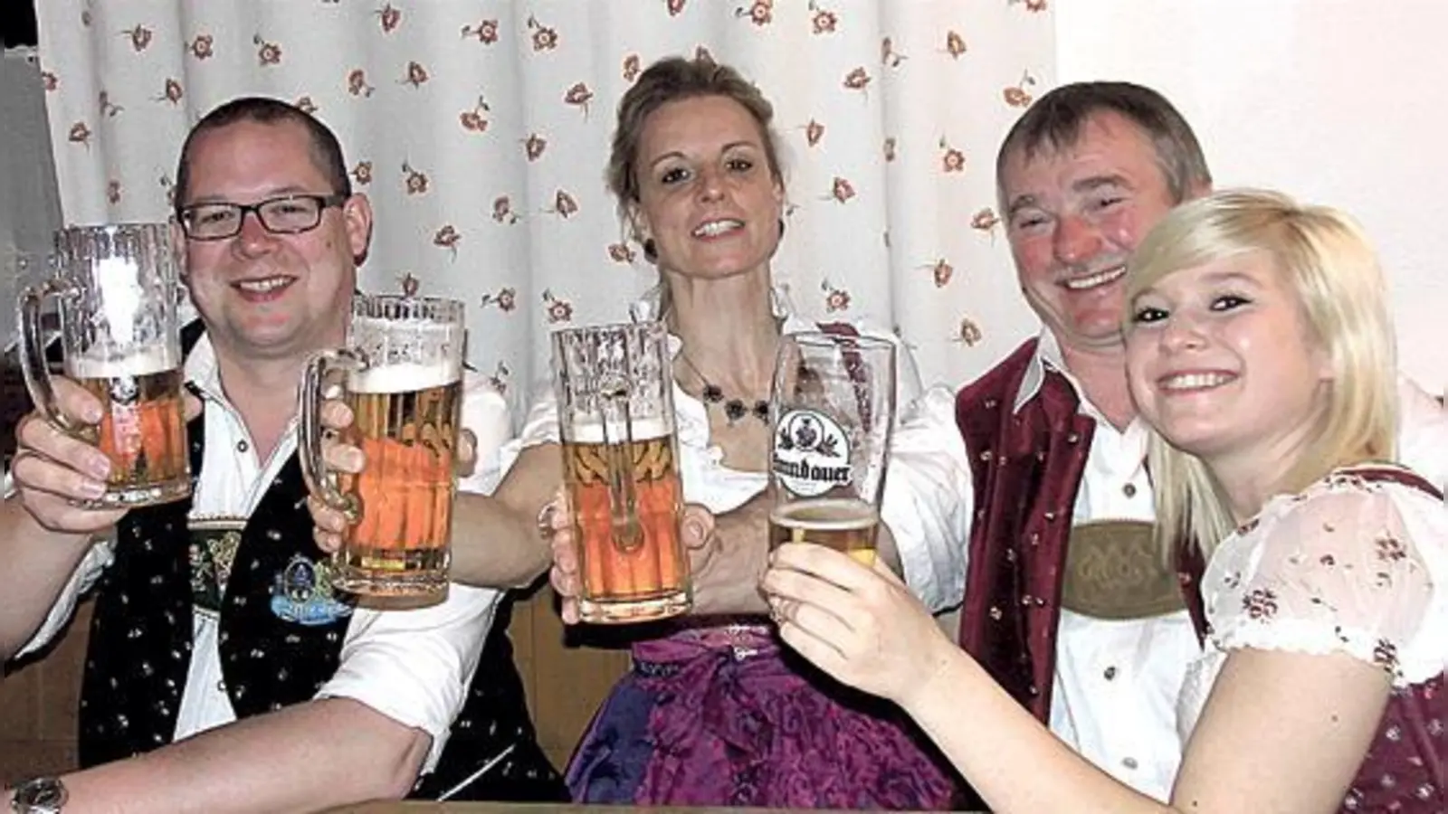 Ein Prosit auf 400 Jahre Grandauer: Jan Opper,  Swantje Schlederer, Anton Kainz und Veronika Kainz (von links).	 (Foto: Otto Hartl)