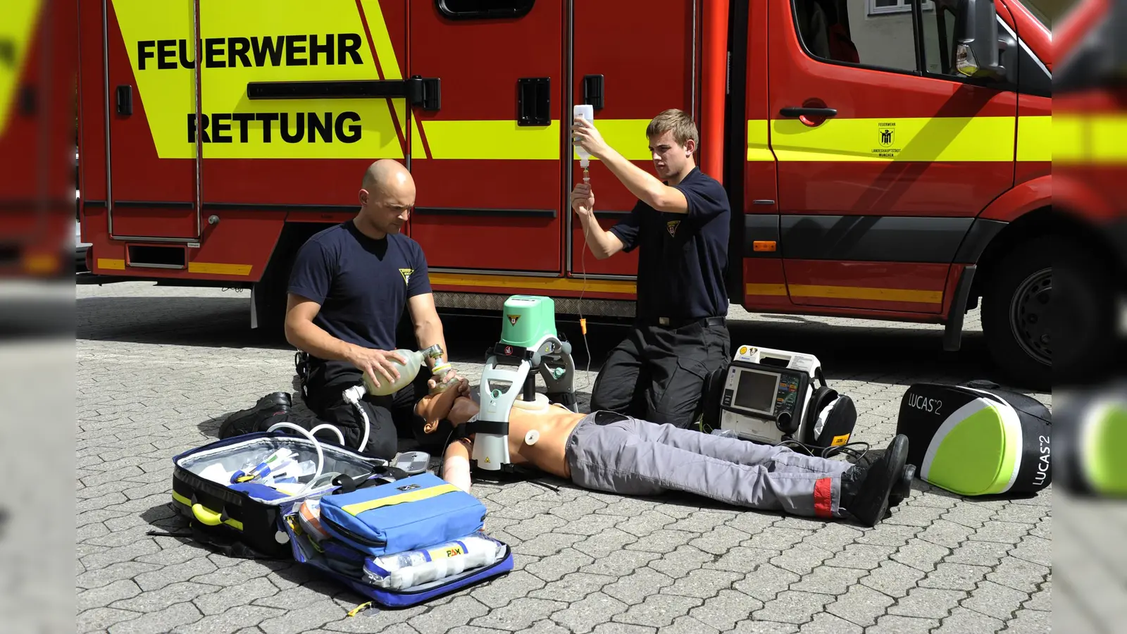 Mehr Herzen können gerettet werden, wenn Anwesende handeln und erste Hilfe leisten. Experten aus Feuerwehr und Krankenhaus zeigen beim Aktionstag im pep das richtigen Verhalten im Ernstfall. (Foto: Berufsfeuerwehr München/München Klinik )