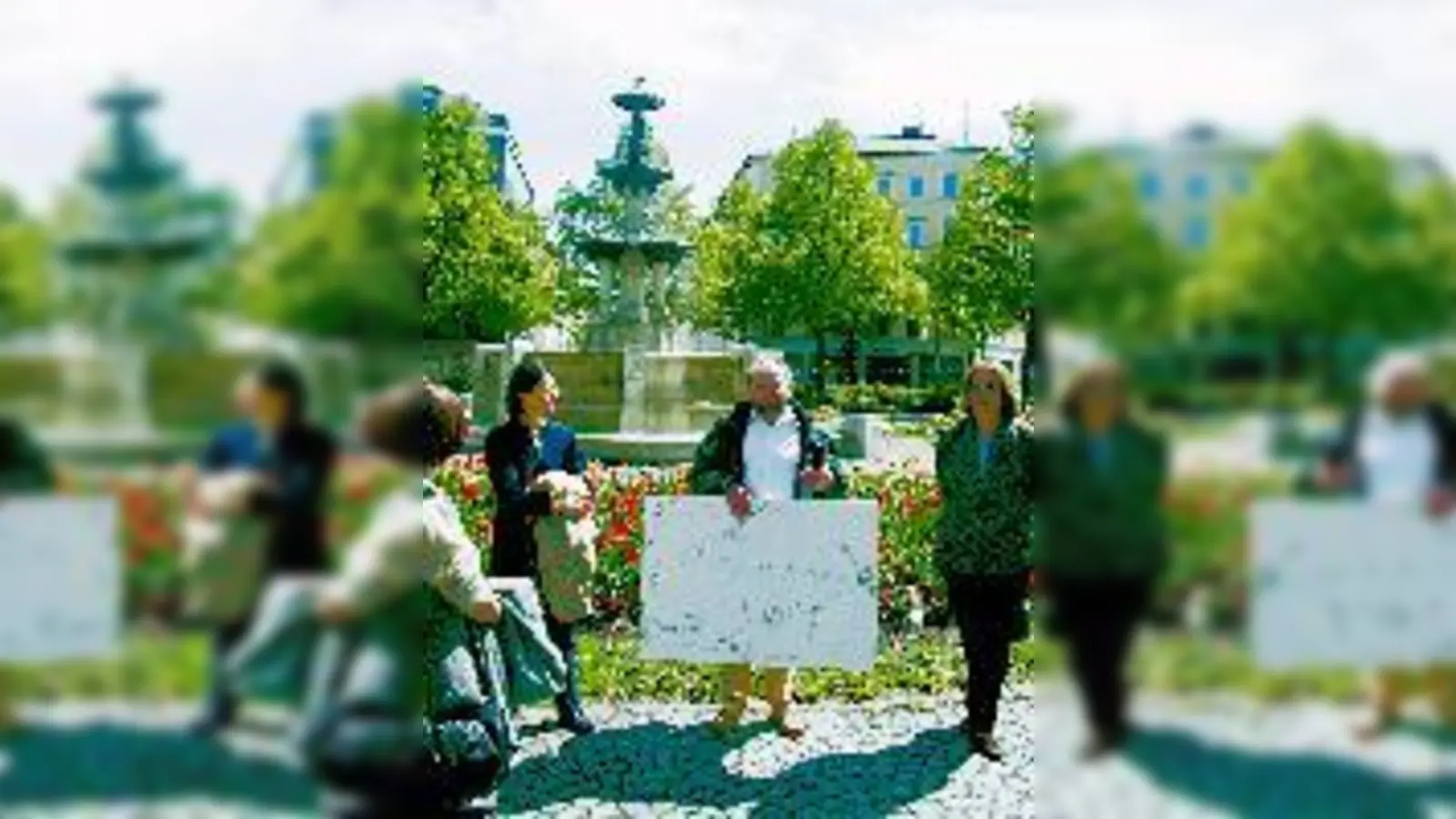 Die Besucher der Stadtteilführung »Haidhausen« waren sichtlich davon beeindruckt, wieviel Geschichte Wolfgang Ettl direkt vor ihrer Haustür enthüllte.	 (Fotos: pt)