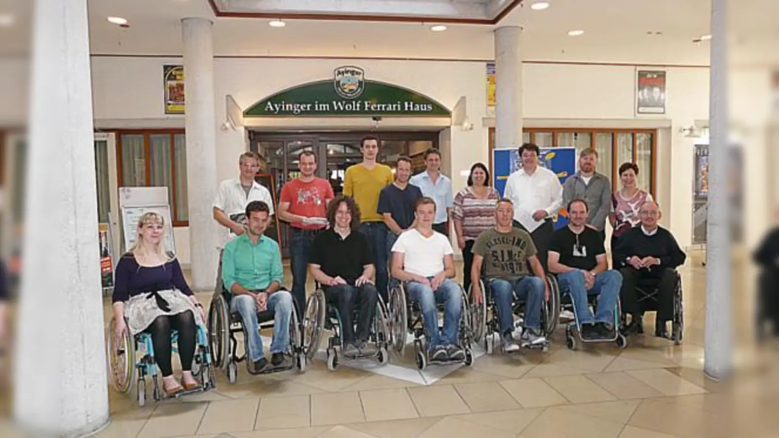 Welche Hürden sich für Personen im Rollstuhl auftun, haben die Teilnehmer der Fortbildung am eigenen Leib erfahren.  (Foto: MO)