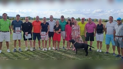 Nach dem Turnier stellten sich die Sieger zum Gruppenfoto auf (von links): Andreas Aumann (Anlagenleitung), Robin von Jacobi, Philip Erdmann, Klaus Schindler, Katherina Klimke, Edi Segerer, Daniela Jahnel, Andreas Jehra, Kathrin Nauschütt, Matthias Ney, Konstanze Mühlbauer, Kay Funk, Martin Becke, Kornelia Weber (EGM Pro Shop), Siegfrid Reidinger und Alexander Lukas. (Foto: Benedikt Pfeil)