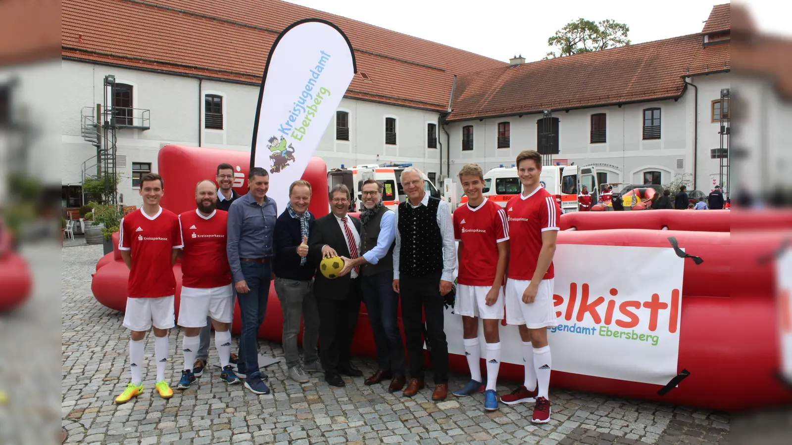 Vom Spielkistl des Kreisjugendamtes kann man seit einiger Zeit einen Lebendkicker ausleihen.  (Foto: LRA )