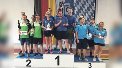 Leo Heidacher, Selina Steber, Basti Sperr, Dennis Heidacher, Daniel Steber holen sich den U19-Titel.	 (Foto: Verein)