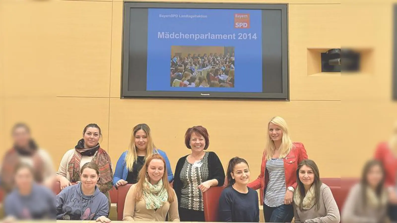 Diana Stachowitz mit Schülerinnen der Berufsfachschule für Kinderpflege im Landtag. 	 (Foto: VA)