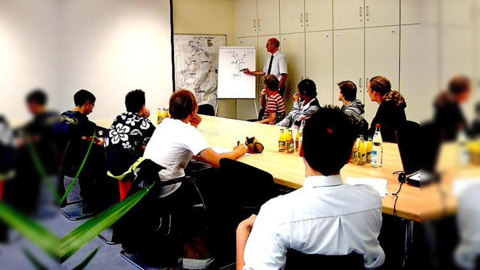 Geschäftsführer Walter Dürr der Haarer Gemeindewerke, erklärt einer Projektgruppe des Ernst-Mach-Gymnasiums die Struktur der Haarer Versorgungsgesellschaften.	 (Foto: Gemeindewerke Haar)