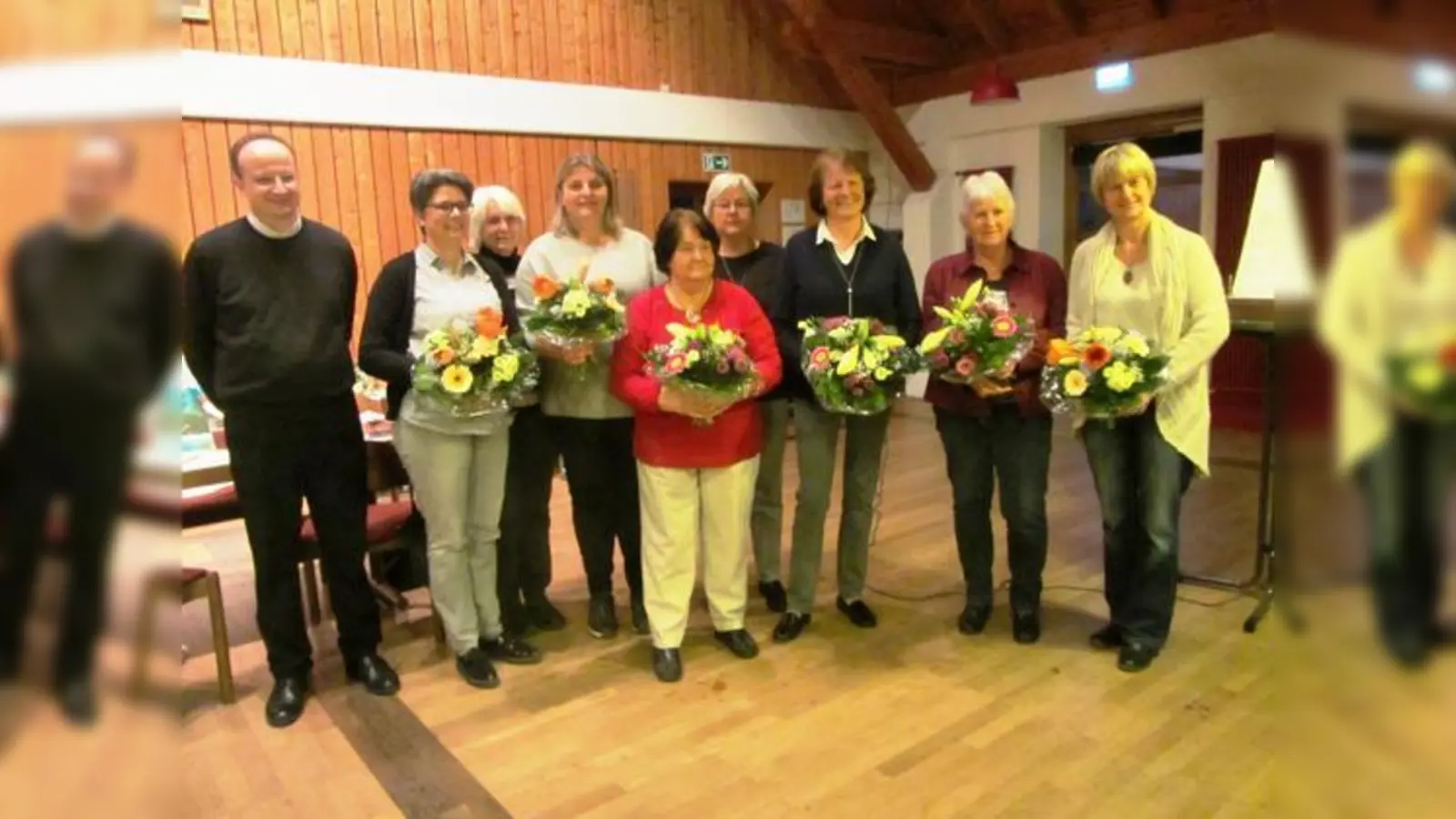 Gruppenfoto des scheidenden und des neuen Vorstandes des KDFB Poing mit Pfarrer Christoph Klingan.  (Foto: Verein)