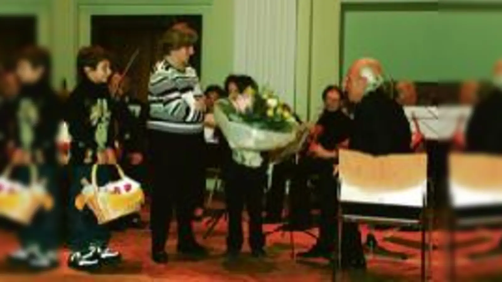 Zwei Jungen aus dem Oratorium Don Bosco und die Leiterin der Einrichtung, Chr. Schimmer, bedankten sich bei Dr. D. Pöller und den Musikern für ihren Einsatz und überreichten Blumen und Don Bosco-Medaillen.  (F: VA)