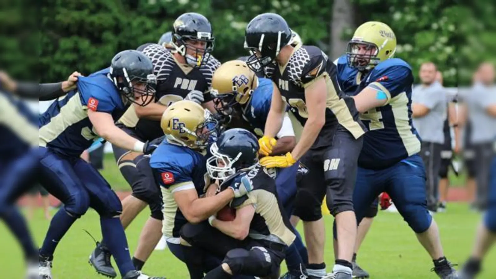 Die Erding Bulls Seniors greifen beherzt bei ihren Gegnern zu.	 (Foto: Christiane Biegert)