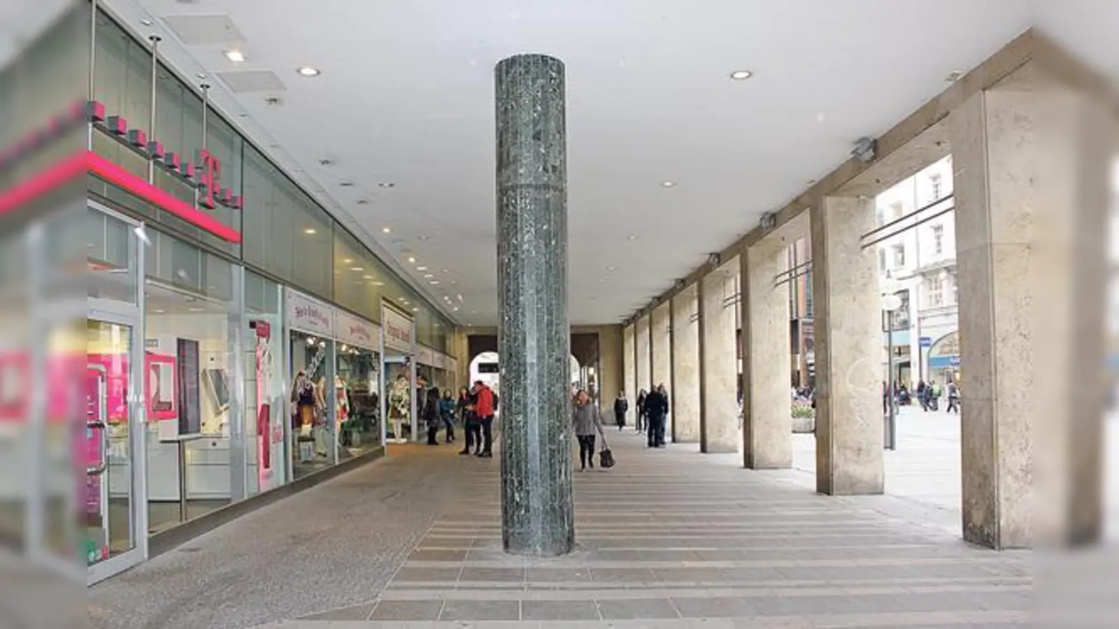 Diese Arkaden sollen erheblich verändert, die Fassade der Geschäfte vorgezogen werden. Rechts erkennt man die Fußgängerzone.	 (Foto: Archiv, cr)