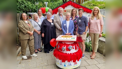 Feierten gemeinsam: (v.l.): Silvia Haas (Verwaltung), Gunda Wolf-Tinapp (stellv. BA-Vorsitzende), Christine Albiez (Referat Kindertagesbetreuung), Caroline Palminha, (AWO Ortsverein Neuperlach), Kurt Damaschke (stellv. Vorsitzender AWO München-Stadt), Brigitte Iding (DRV), Julia Sterzer (AWO München-Stadt), Barbara Likus (Stadträtin) und Stefanie Hartschuh (Einrichtungsleitung). (Foto: AWO)