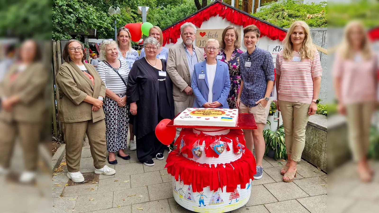 Feierten gemeinsam: (v.l.): Silvia Haas (Verwaltung), Gunda Wolf-Tinapp (stellv. BA-Vorsitzende), Christine Albiez (Referat Kindertagesbetreuung), Caroline Palminha, (AWO Ortsverein Neuperlach), Kurt Damaschke (stellv. Vorsitzender AWO München-Stadt), Brigitte Iding (DRV), Julia Sterzer (AWO München-Stadt), Barbara Likus (Stadträtin) und Stefanie Hartschuh (Einrichtungsleitung). (Foto: AWO)