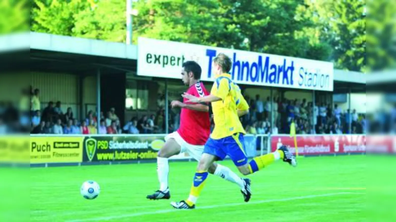 Der 1. FC Fürstenfeldbruck (in Gelb) besiegte bei seinem ersten Heimspiel im modernisierten expert TechnoMarkt Stadion den TSV Gersthofen mit 3:1. (Foto: Sampics)