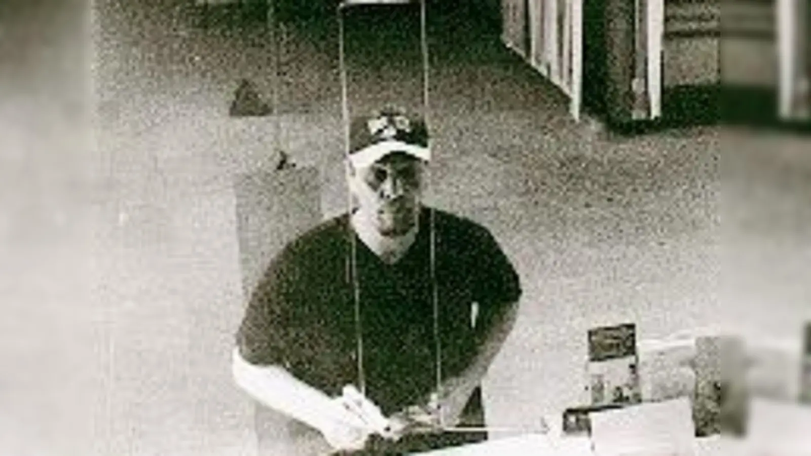 Wer kennt diesen Mann?  (Foto: Polizei:)