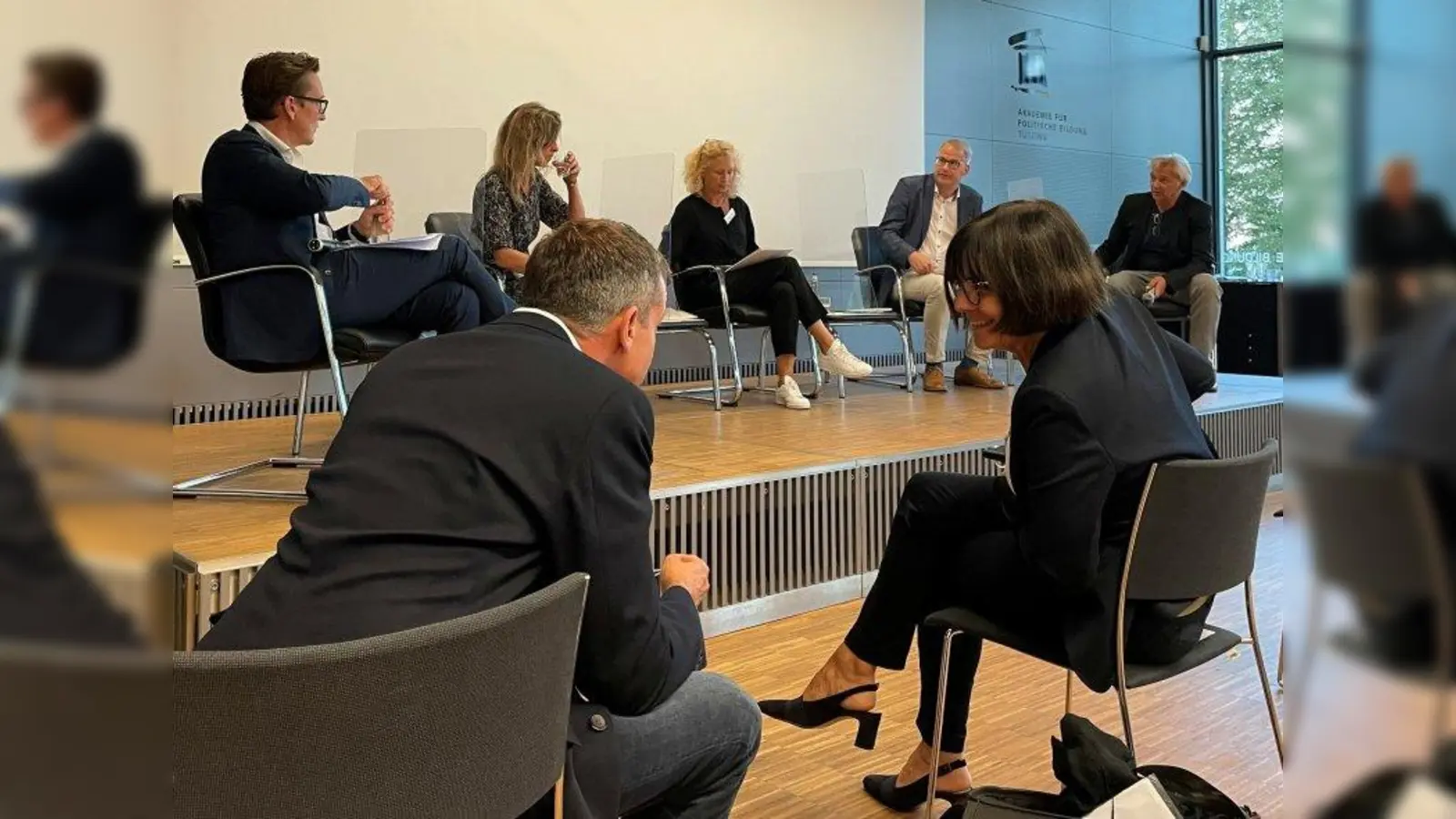 Im Gespräch. Vorne: Die Referenten Jan Knikker und Carola Kupfer. Hinten v.l.: Michael Ehret, Daniela Tewes, Gesine Dorschner, Gero Kellermann und Matthias Helwig. (Foto: pst)