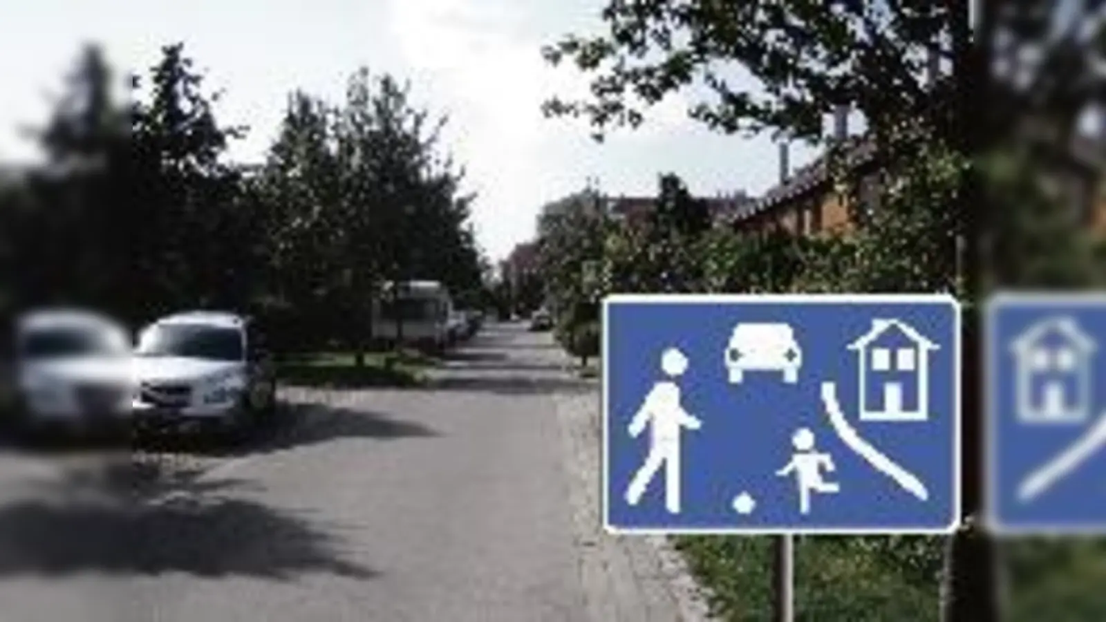 Sieht aus wie ein Idyll, wird aber manchmal als Rennstrecke missbraucht: die Moosacher Josef-Knogler-Straße.  (Foto: ras)