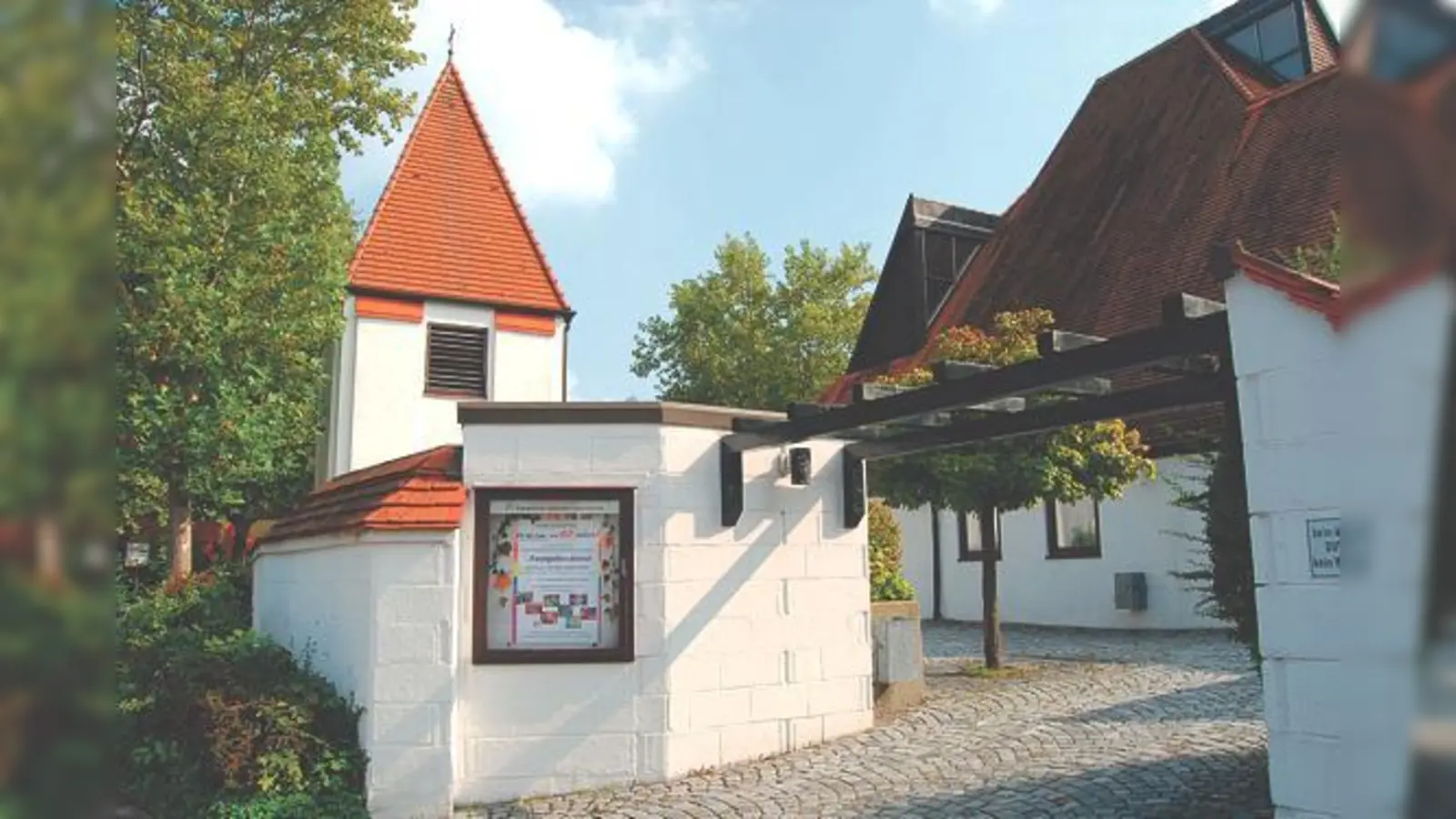 Erst am 4. Oktober 1981 war neben dem Gemeindezentrum auch die Kirche mit ihrem Turm eingeweiht worden.	 (Foto: VA)