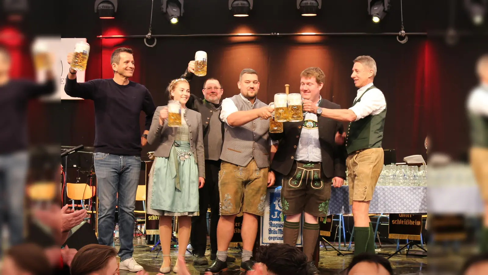 Prosteten sich beim Bieranstich zu (v.&nbsp;l.): S. Champay (Bürgermeister von Le Crès), die Bayerische Bierkönigin L. Klee, M. Wohlschläger (Augustiner Brauerei), E. Pfleghar (Festwirt), N. Bruggen (Brauerei) und Bürgermeister C. Böck. (F: Stadt USH)