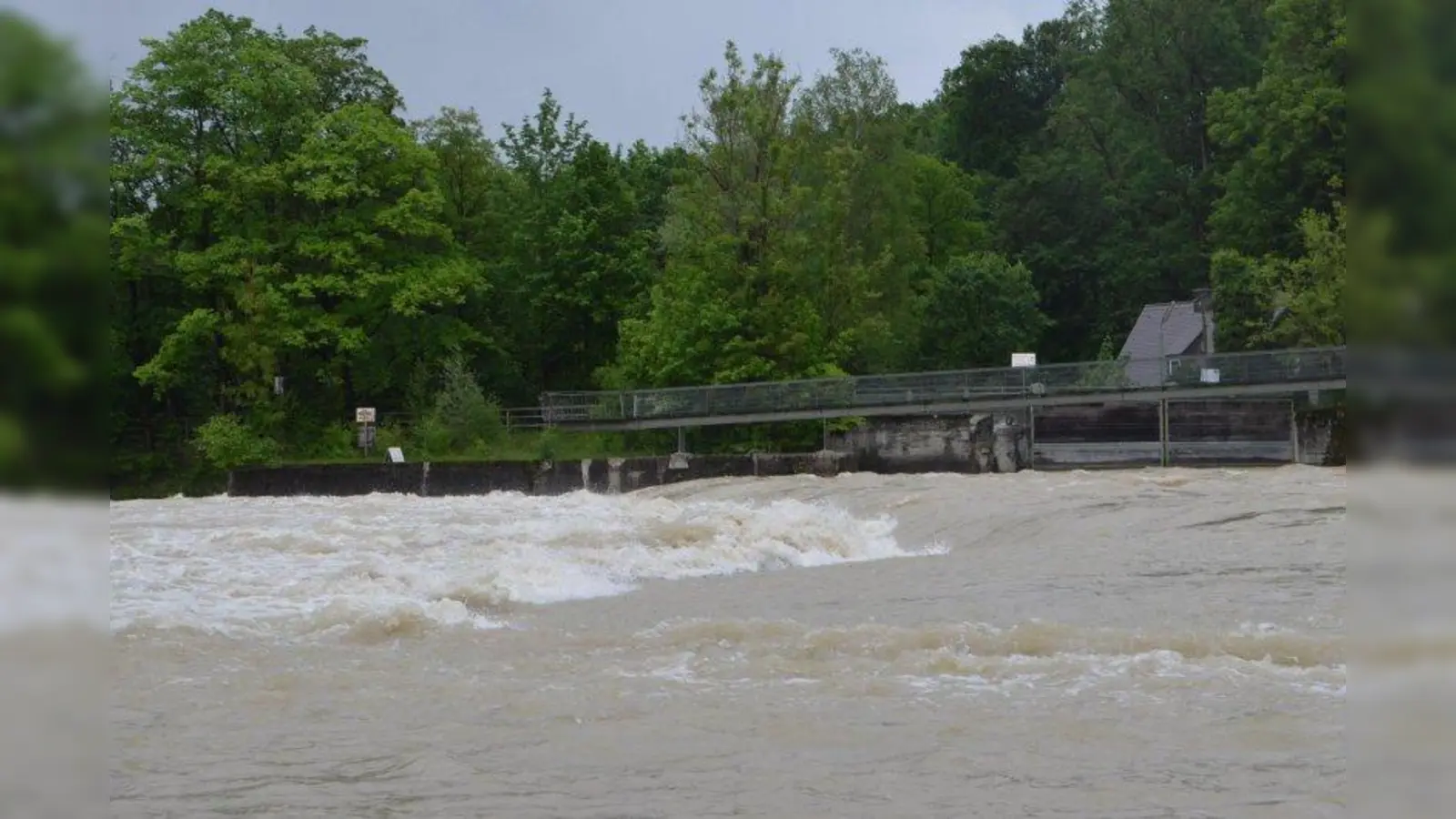 Die Isar ist gerade bei Hochwasser unberechenbar. „Bitte nicht mit dem Schlauchboot fahren”, warnt die Isarrettung. (Foto: pi)