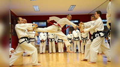 In der Taekwon-Do-Schule von Großmeister Bernet fand die größte Schwarzgurtprüfung der letzten Jahrzehnte in Deutschland statt. (Foto: Verein)