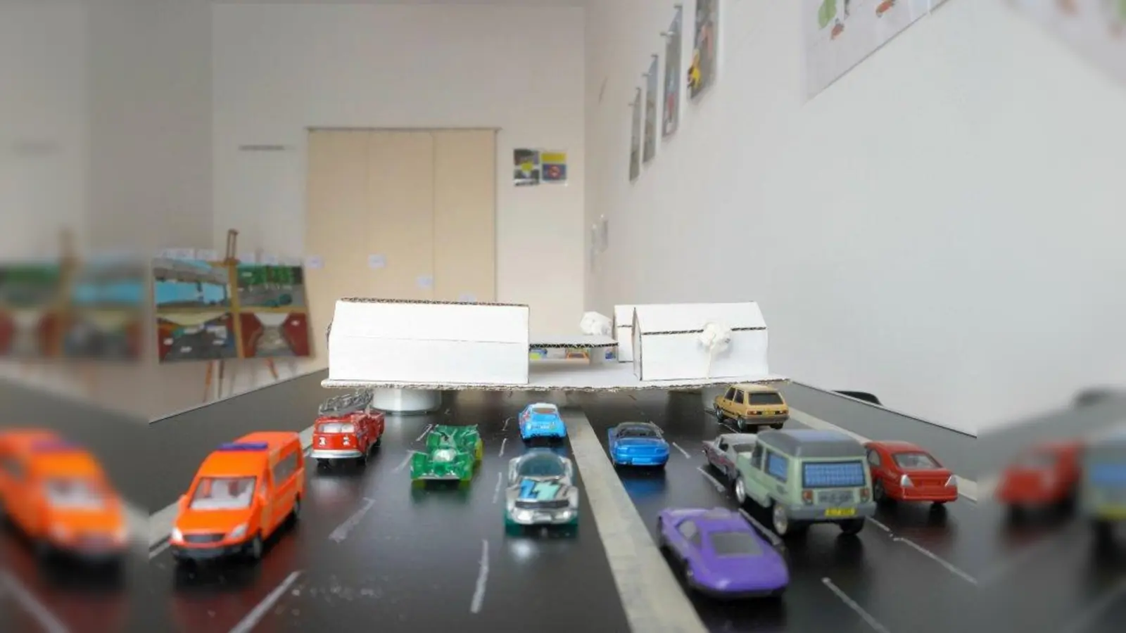 Wie neue Orte für Begegnung und Gemeinschaft an der Fürstenrieder Straße entstehen könnten, zeigen Studenten der Hochschule München im Initiativ-Laden von „laim_up“ in der Guido-Schneble-Straße 24. (Foto: laim_up)