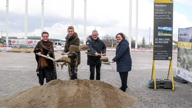 Von links: Baureferentin Jeanne-Marie Ehbauer, Bürgermeister Dominik Krause, der Vorsitzende des Bezirksausschusses Trudering-Riem, Stefan Ziegler, und die Regierungsvizepräsidentin von Oberbayern, Friederike Fuchs, beim Baubeginn am Willy-Brandt-Platz. (Foto: Michael Nagy/Presseamt)