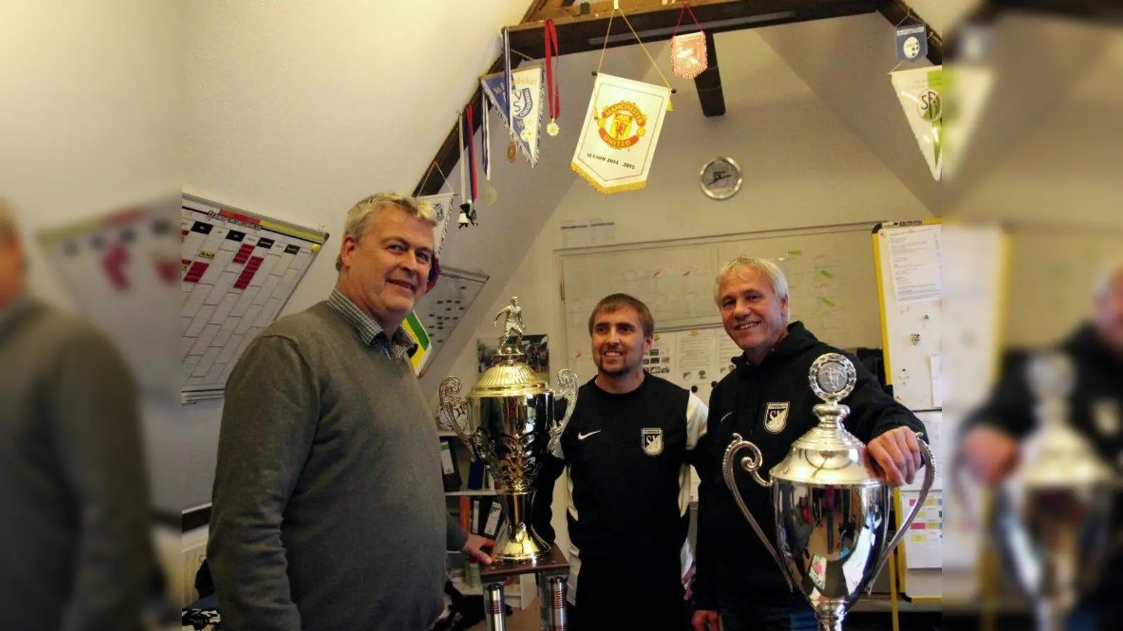 „Der Andrang ist gewaltig. Wir könnten jeden Monat zwei neue Mannschaften aufmachen und müssen ablehnen. Wir haben einfach keine Kapazitäten mehr, weder personell noch räumlich.“ Waldeck-Vorstand Herbert Brüser, Trainer Jan Saddei und Jugendleiter Volker Rüdiger (von links) im Trainervereinszimmer des SV Waldeck. (Foto: us)