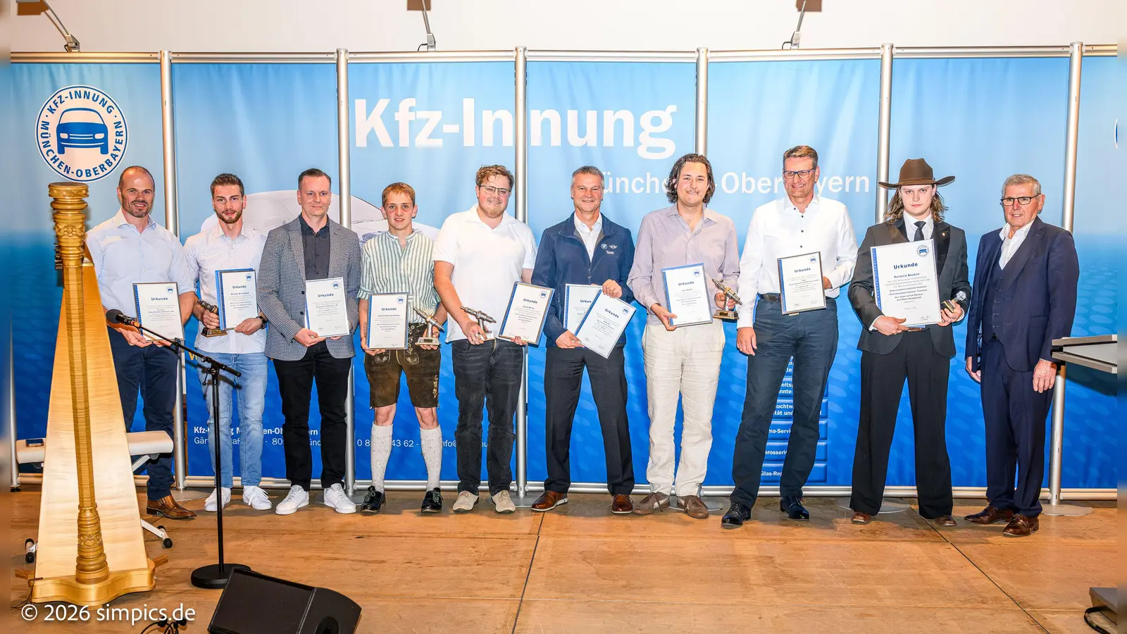Die prüfungsbesten Kfz-Mechatroniker (v.l.n.r): Technischer Leiter Markus Riolfi von Simon Gruber mit Severin Wiedemann, Centerleiter Dominic Terlutter von Auto Nagel, Mainburg, mit Jakob Sachsenhauser, Lukas Bethe mit Leiter Ausbildung Oliver Grundmann von der BMW Niederlassung München und Luis Rueff, Ausbildungsleiter Markus Seyock (MAHAG) mit Prüfungsbestem Patrick Bausch von SZM Sportwagenzentrum München sowie Johann Bader. (F.: S. Schneider)
