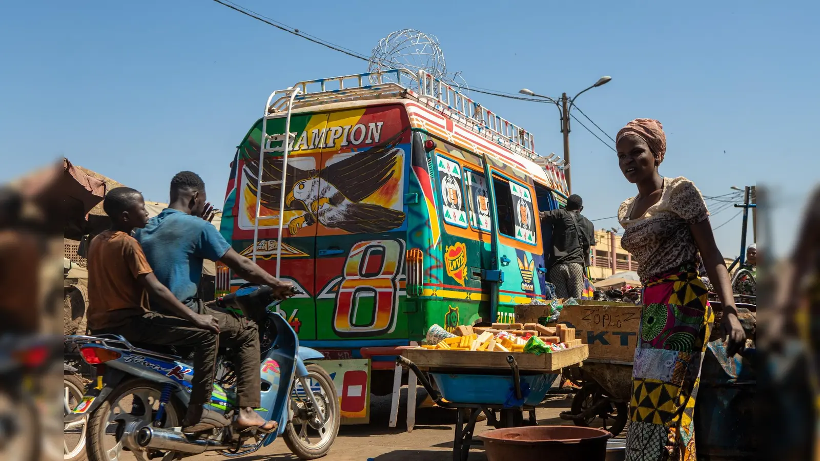 So bunt ist die Welt: Diese Straßenszene mit bemaltem Sotrama-Kleinbus wurde voriges Jahr in Bamako, Mali, aufgenommen. Im Museum Fünf Kontinente sind viele weitere Fotografien bis November zu sehen.  (Foto: © Abdoul Karim Diallo)