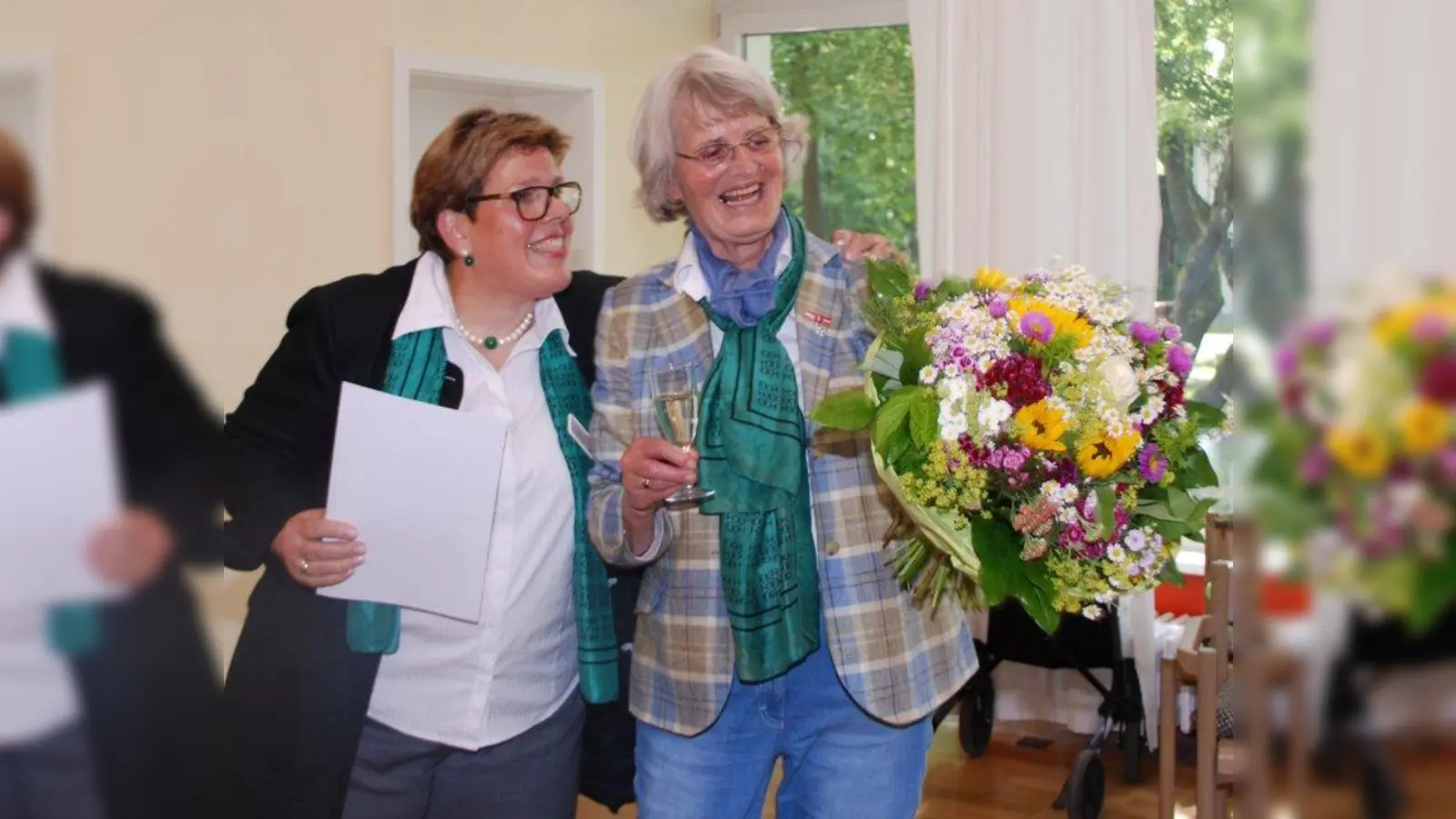 Yvonne Leidenfrost (Einsatzleitung) mit Ilse Marie Tanneberger (rechts), Gründerin der Pullacher Gruppe. (Foto: pi)