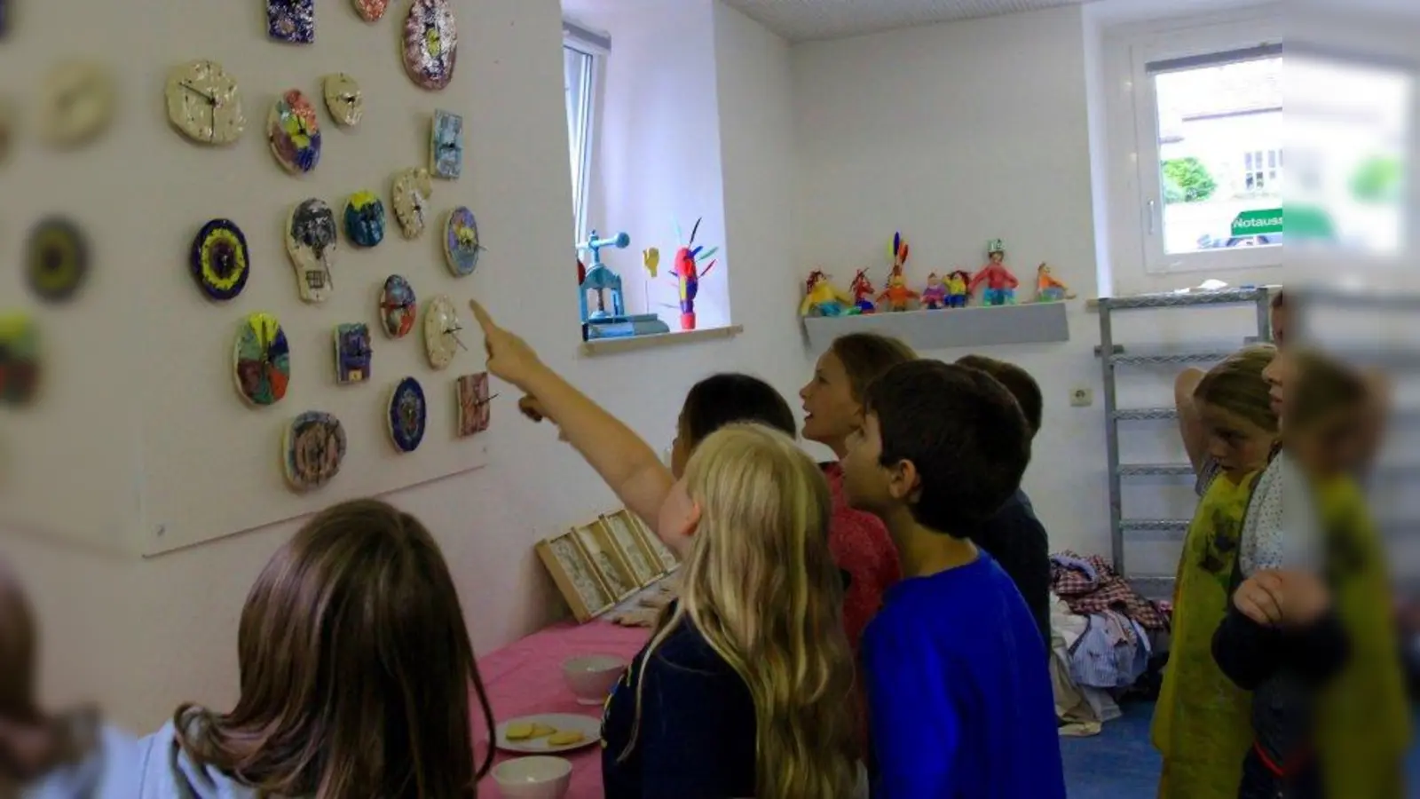 Rückwärtslaufende Uhren, Plätzchen im Sommer, schwarz-weiße Stempel, verkehrte Hohlformen? In der Planegger Schule der Phantasie war „Gegenteiltag”. Die kleinen Besucher freute es. (Foto: us)