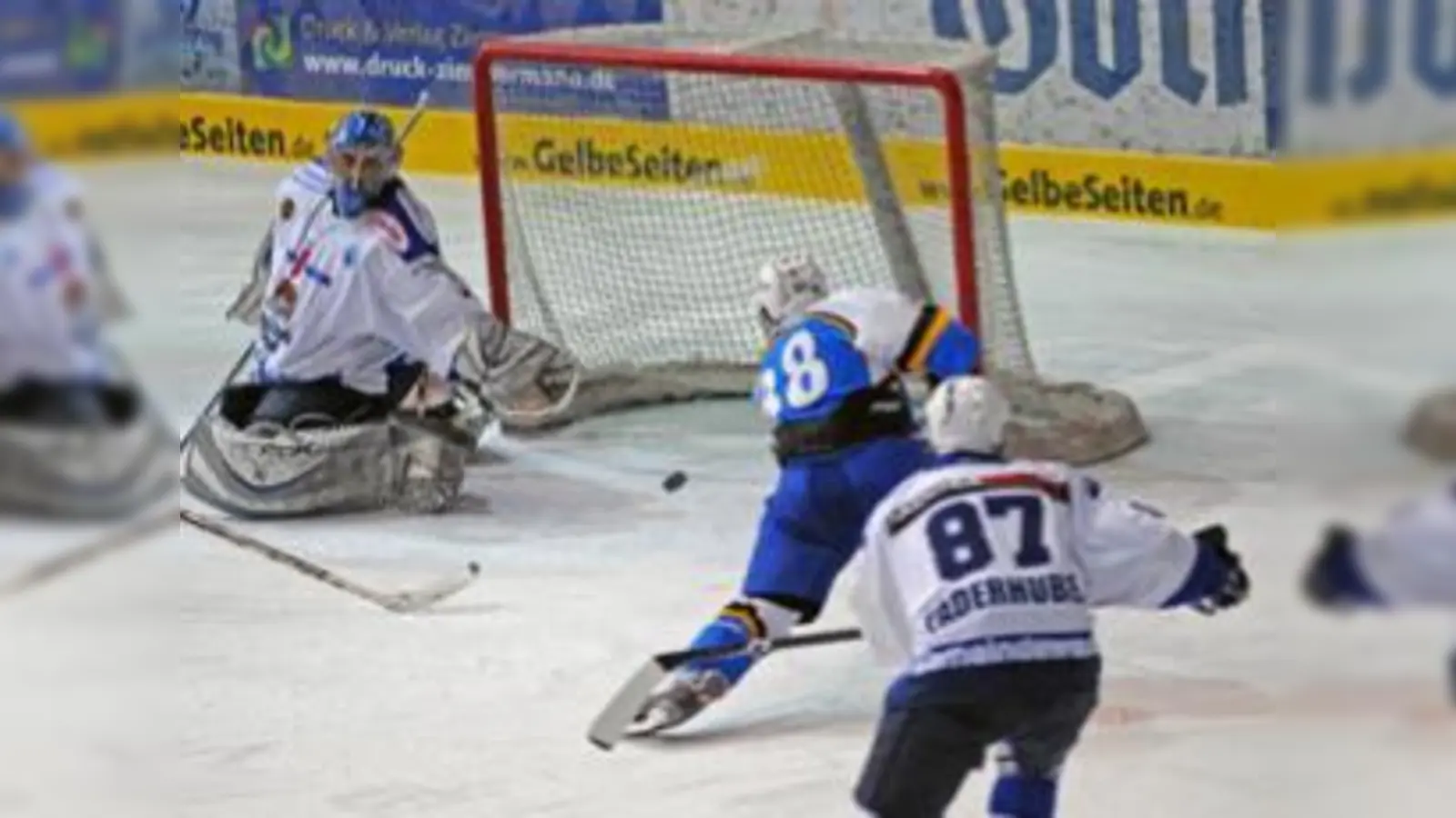 Martin Schymainski (Mi.) erzielt das 3:3. Nach zwei Dritteln glaubte niemand so recht an diesen Moment, aber der EHC drehte das 1:3 um.	    (Foto: Heike Feiner)