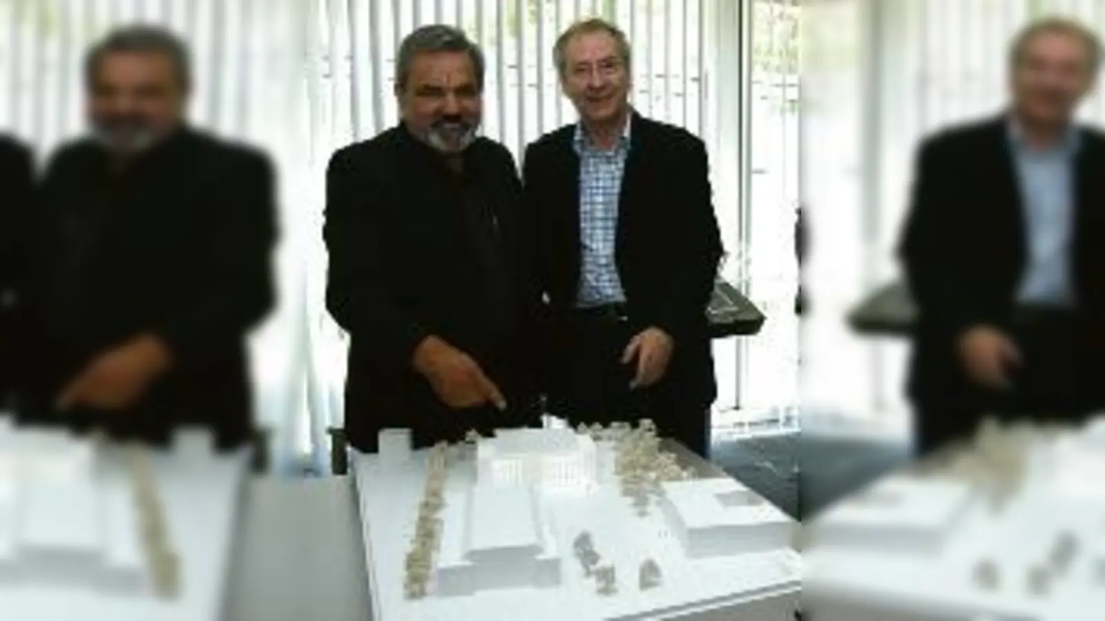 Mitbegründer Prof. Gerhard Abstreiter (links) und Lehrstuhlinhaber Prof. Markus-Christian Amann präsentieren stolz das Neubau-Modell für die Zukunft des Walter-Schottky-Instituts, das sein 20-jähriges Bestehen feierte.	  (Foto: ba)