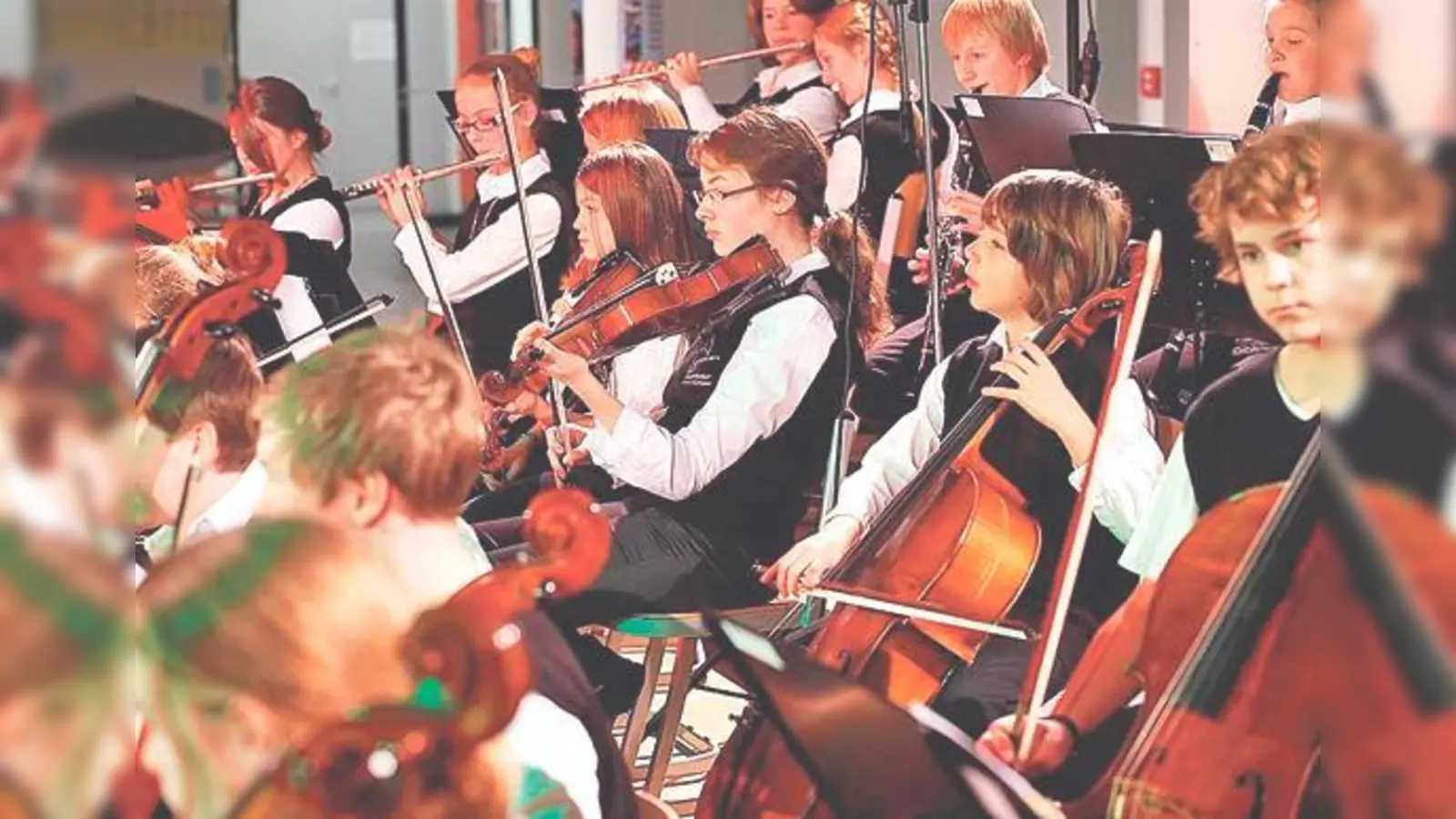 Tolle Stücke, viele Musiker: Das Weihnachtskonzert im Gymnasium Kirchseeon findet am 12. Dezember statt. 	 (Foto: VA)
