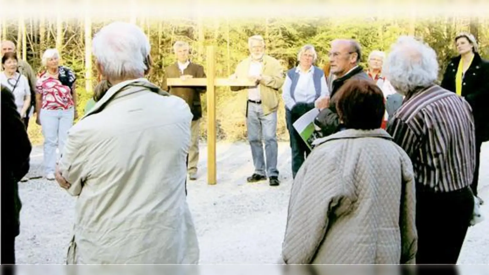Mit Kreuz unterwegs zu historisch und religiös bedeutsamen Zielen.  (Foto: Privat)