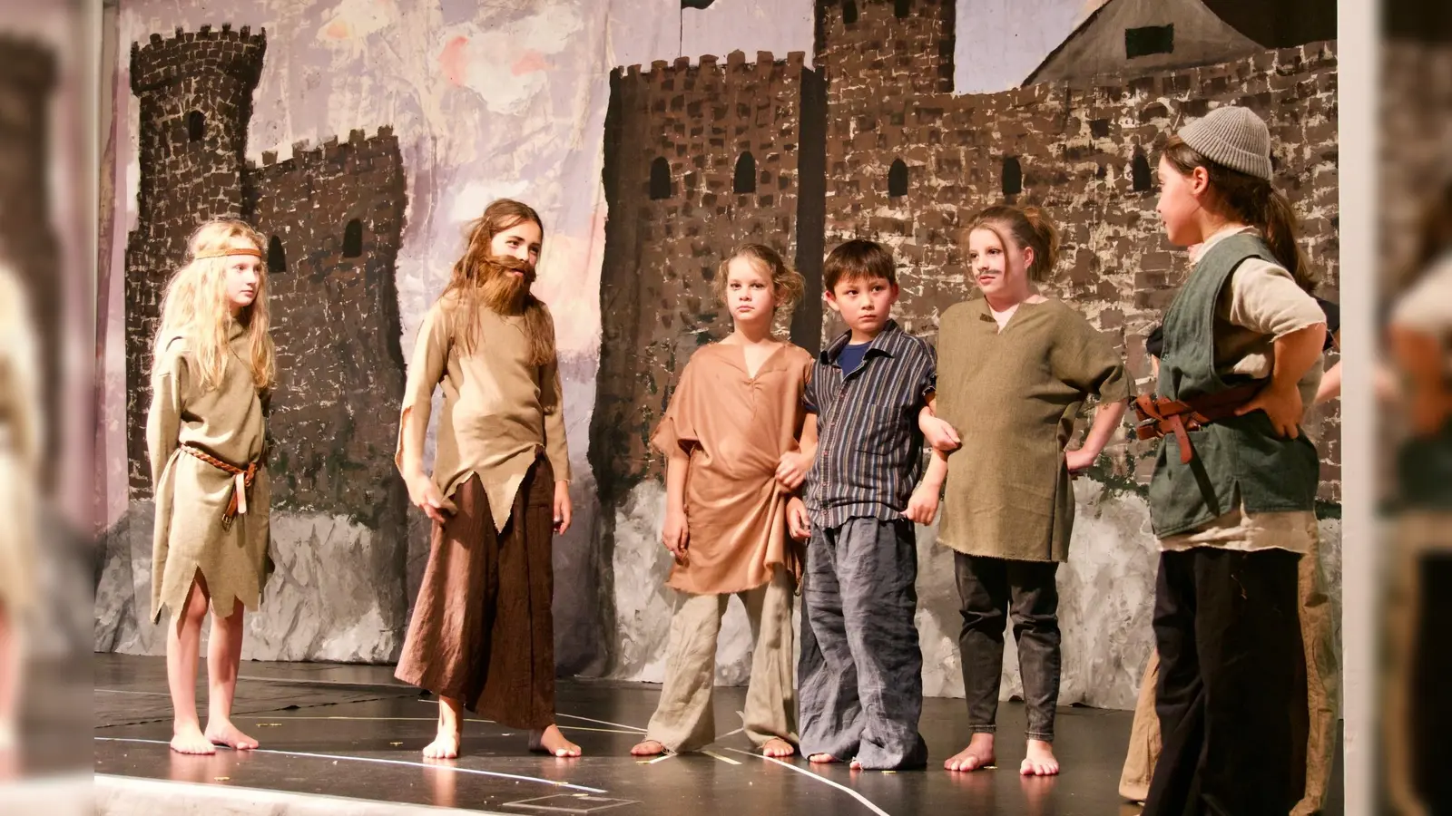 Rund um Mattisburg und Borkafeste boten die jungen Schauspieler Philippa Kobler, Rosalie Schulenburg, Klara Wachsmuth, Johann Prell, Sophia Öllinger und Leman Gülesir (von links) drei beeindruckende Aufführungen. (Foto: Goy)