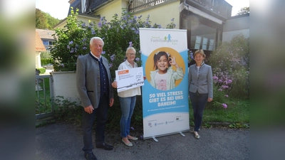 Spendenübergabe: v.l. Gustav Huber (Geschäftsführer Bürgerstiftung), Claudia Ernestus (Familienpaten-Koordinatorin Kinderschutzbund) und Barbara Scheitz (Vorsitzende Bürgerstiftung) (Foto: Bürgerstiftung)