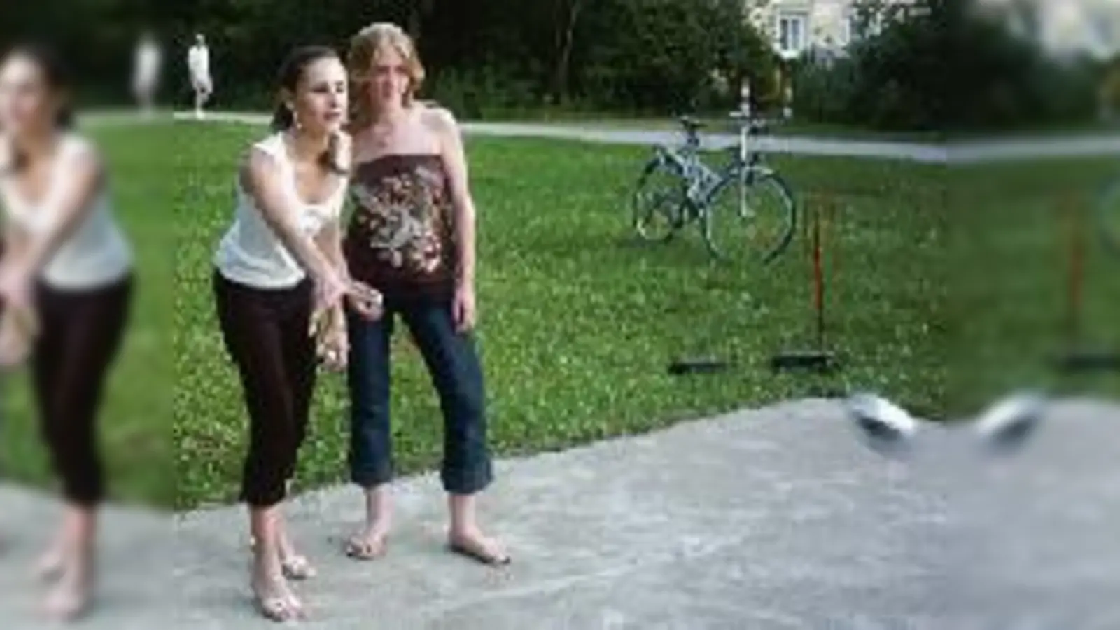 Kati und Julia haben den neuen Bouleplatz an der Thorner Straße schon getestet. (Foto: Privat)