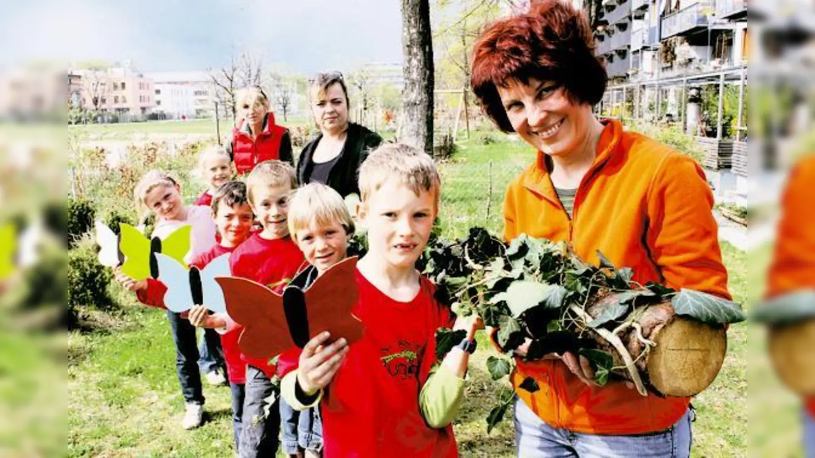 Der mit Schmetterlingen gestaltete Maibaum der Kinder der LBV-Naturkindergruppe am Ackermannbogen ist einer der etwa neun Maibäume.	 (Foto: ko)