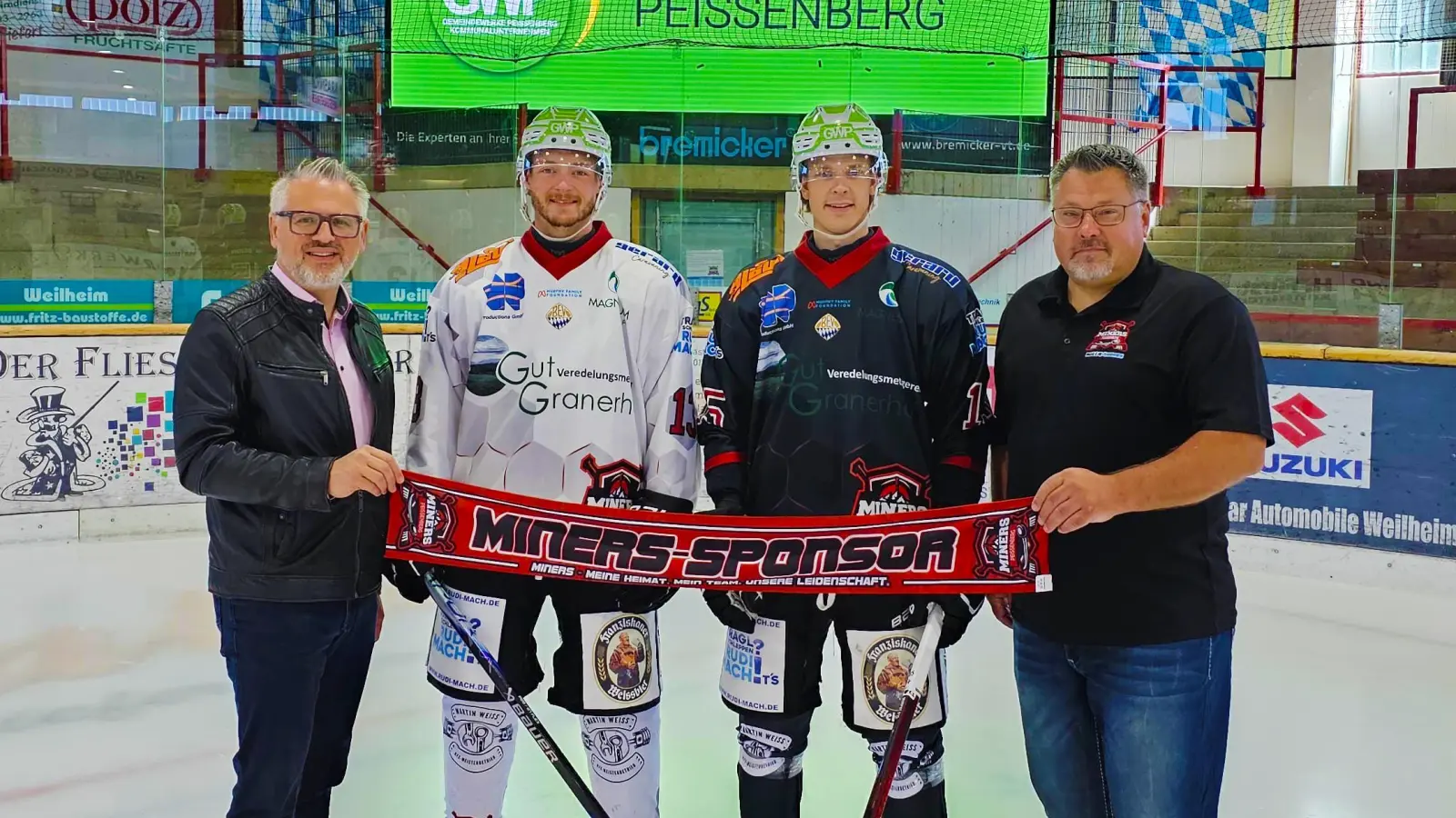 Stefan Ziegler (GWP) zusammen mit Weiland Parrish und Ryan Murphy (zwei Spielern der 1. Mannschaft) sowie Roman Neuner (Sponsorenbeauftragter Peißenberg Miners e.V.). (Foto: GWP)