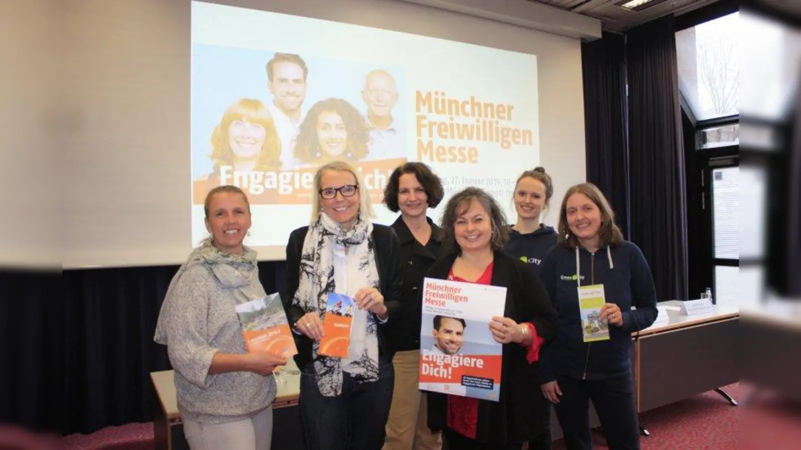 FÖBE-Leiterin Dr. Gerlinde Wouters (Mitte) präsentierte zusammen mit ihrer Kollegin Sandra Elena Bauer (vorne, Zweite von rechts) auf einem Pressegespräch die kommenden Highlights der FreiwilligenMesse München. Unterstützt wurden sie hierbei von Antje Wagner (links) und Martina Tollkühn vom ADFC sowie Tammy Schmidt (hinten, Zweite von rechts) und Katja Stemmler (rechts) von Green City München, die ihre ehrenamtliche Arbeit näher vorstellten. (Foto: fla)
