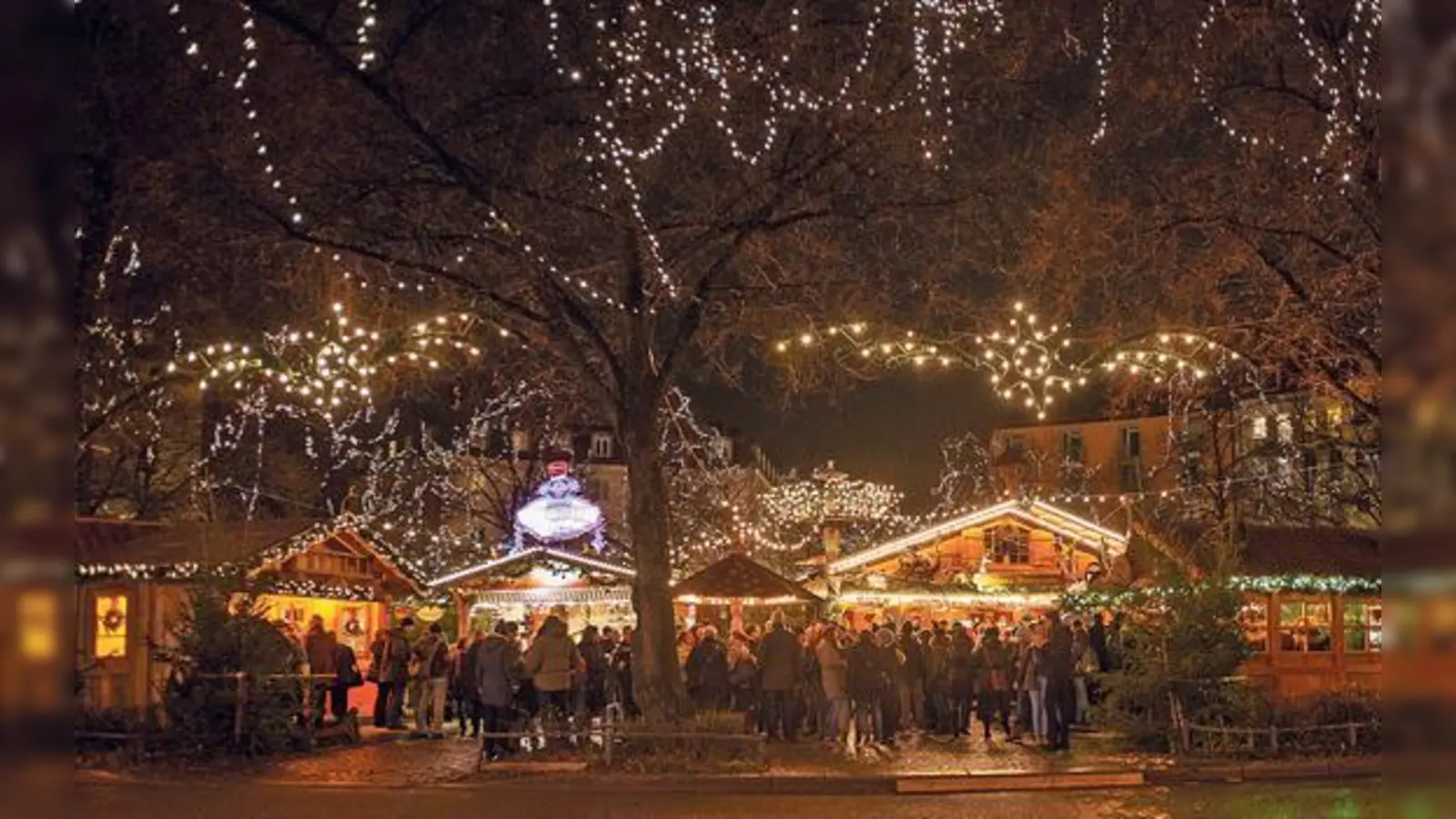 60 weihnachtlich geschmückte Holzhütten zieren den Weißenburger Platz. Der traditionelle Haidhauser Weihnachtsmarkt hat vom 24. November bis zum Heiligen Abend geöffnet.	 (Foto: Herbert Liebhart)