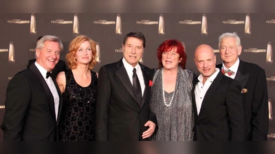 Das Team des Preisträger-Films Der Mann mit dem Fagott beim Deutschen Fernsehpreis 2012: Klaus Graf, Fanny Stavjanik, Udo Jürgens, Regina Ziegler, Christian Berkel, Wolfgang Gremm (v. li.). (Foto: © JCS, CC BY 3.0)