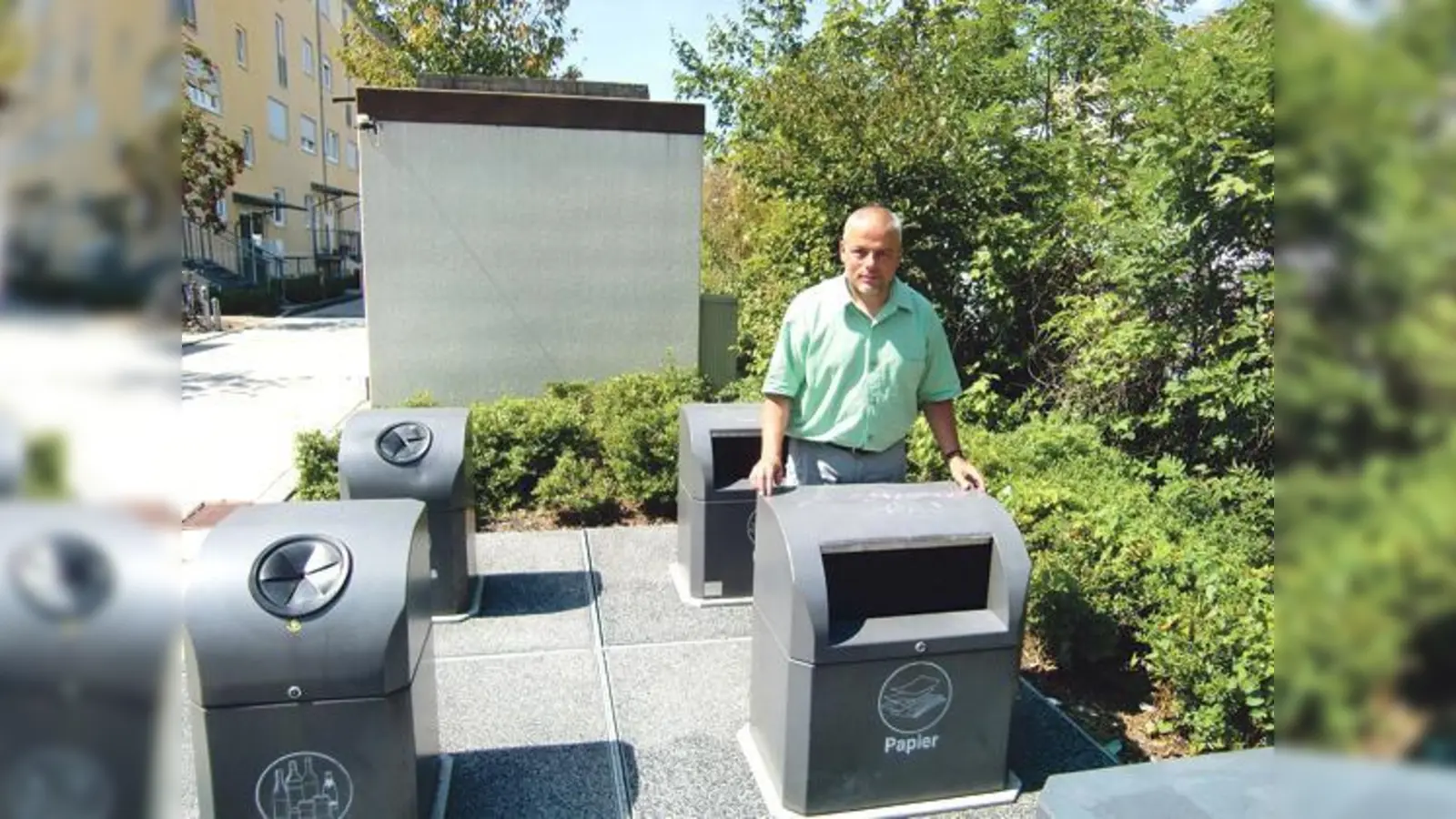 Michael von Ferrari, der Umweltreferent in Haar, kann stolz eine von sieben properen Unterflur-WSI präsentieren. Container dagegen nehmen Parkplätze weg, sind verdreckt, von Müll umgeben und hässlich. 	 (Foto: ikb)