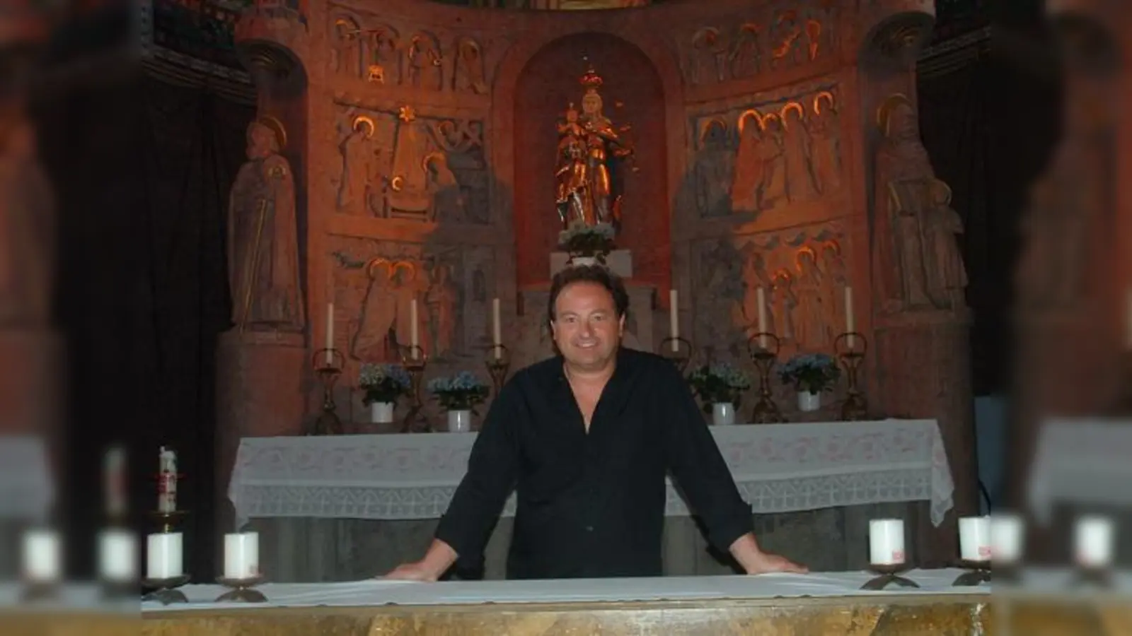 Die Kirche muss keine Angst vor neuen Wegen haben. Pfarrer Rainer Maria Schießler vor dem Seitenaltar in St. Max.	 (Foto: bb)