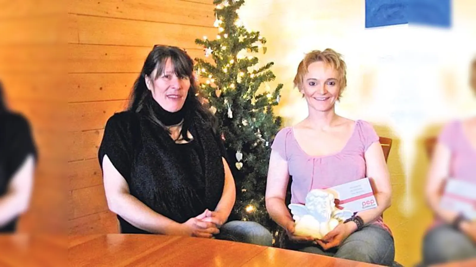 Andrea Moser (l.) freut sich, dass auf ihren Vorschlag hin, Simone Ziplies zum Weihnachtsengel 2010 gekürt wurde. 	 (Foto: Woschée)