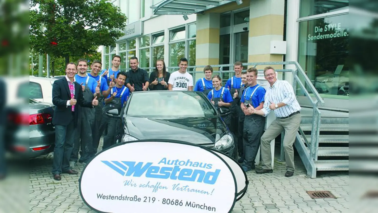 Freudige Gesichter: Geschäftsführer Hans-Jürgen Schlosser (ganz li.) und Inhaber Wolfgang Riedel (ganz re.) mit den zwölf neuen Auszubildenden. (Foto: pi)
