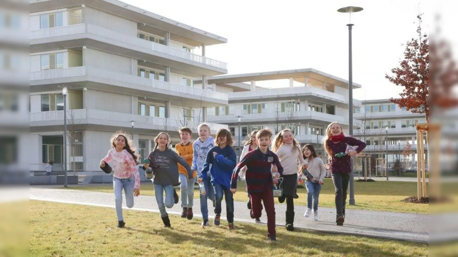 Das Gymnasium Freiham geht einen kreativen Weg und versendet an interessierte Eltern ein Infopaket mit allen grundlegenden Informationen, mit QR-Codes zu vielen kleinen sympathischen Filmen aus dem Schulleben und darüber hinaus mit aktivierenden Mitmachangeboten für die Kinder. (Foto: Nagy/Stadt München)