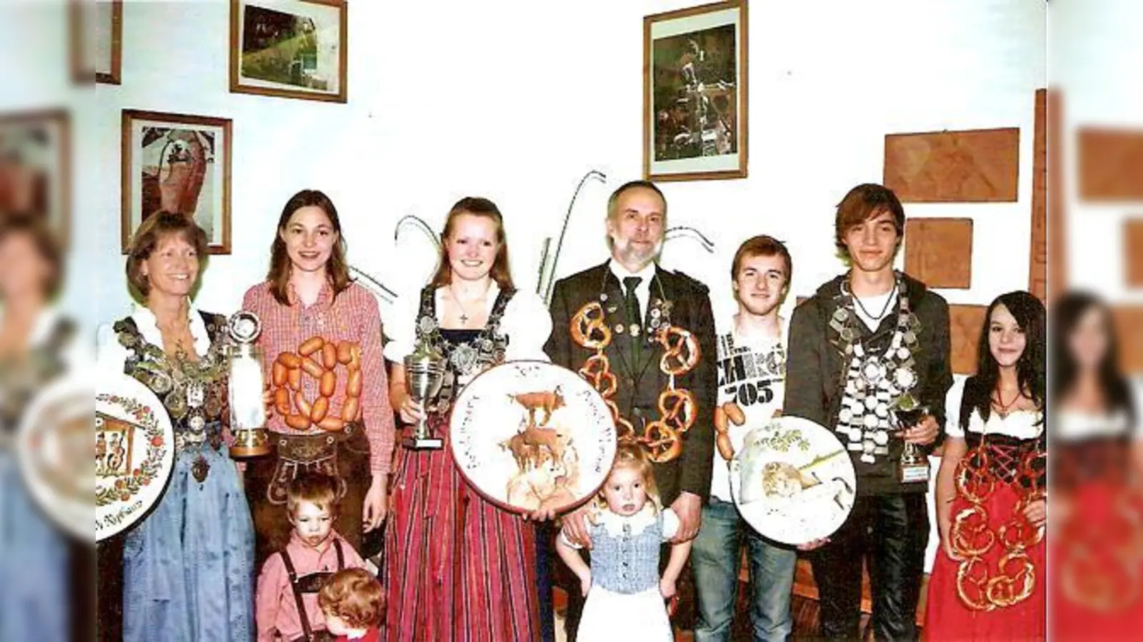 Gekrönte Häupter: (v. l.) Heidi Riphaus, Sandra Weber, Daniela Weintritt, Herbert Roth, Patrick Hügel, Benedikt Erhardt und Alina Meinhardt.	 (Foto: VA)